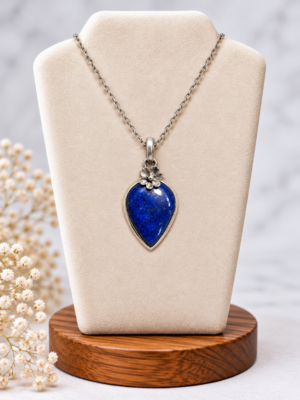 Zilveren hanger met lapis lazuli en bloemmotief