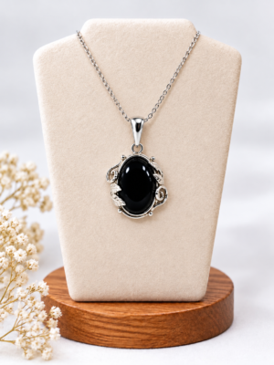 Zilveren hanger met zwarte onyx en sierlijke details - ONYP1
