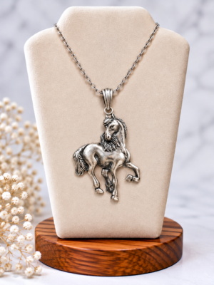 Zilveren paardenhanger met ketting – elegant en krachtig paardendesign
